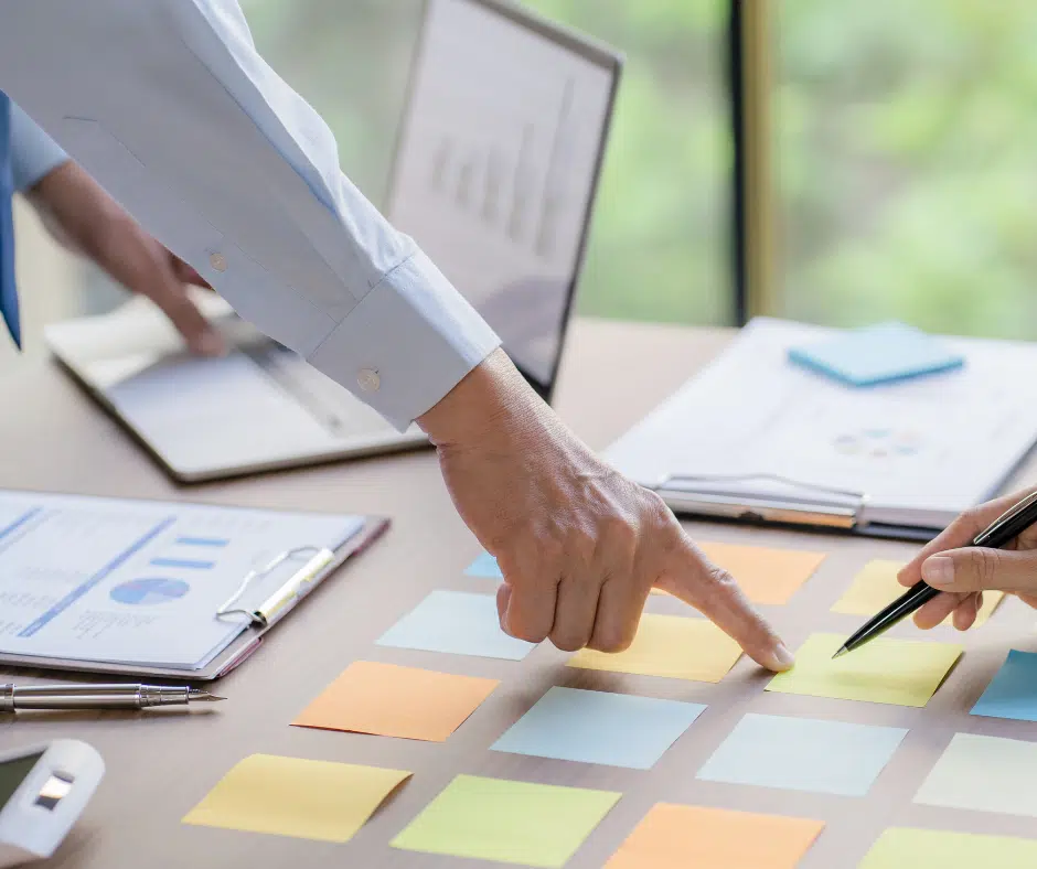 People coming up with IT spend optimization strategies showing cost reduction while maintaining service quality.
